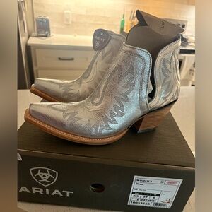 Women’s Ariat Dixon Cowgirl Western Boots In Silvershine - SIze 8.5 NEW BOXED